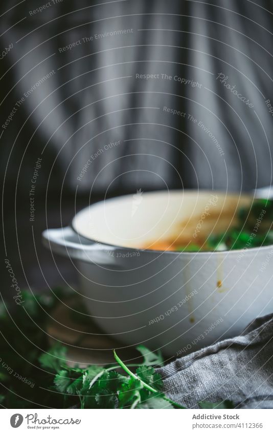Schüssel mit veganem Gericht und Kräutern Schalen & Schüsseln Speise Veganer rustikal Kraut Curry Kichererbsen Lebensmittel Zusammensetzung Serviette grau Stoff