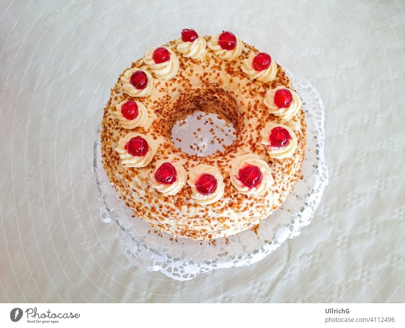 Ein ganzer Frankfurter Kranz Gnothimage gebacken Bäckerei Geburtstag Geburtstagskuchen Buttercreme Café Kuchen Feier Kreis kreisförmig Kaffee und Kuchen