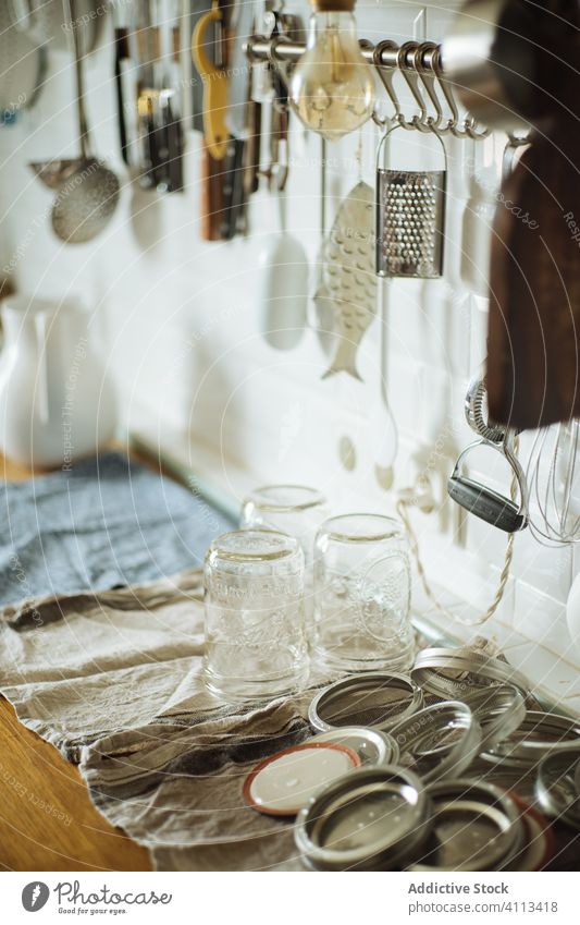 Glasgefäße und Deckel zum Einmachen in der heimischen Küche bewahren Dose Waschen Sauberkeit vorbereiten heimwärts selbstgemacht Tradition Saison marinieren