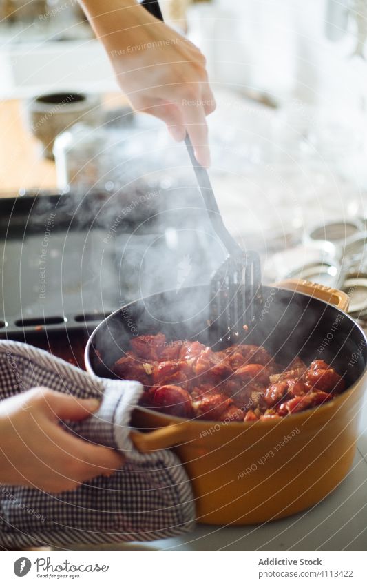 Frau bereitet Tomatensauce in der Küche zu Koch selbstgemacht vorbereiten Saucen Hausfrau heiß Pfanne mischen Lebensmittel Mahlzeit lecker Speise Hand