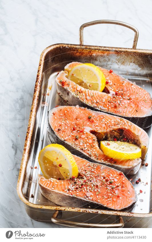Fischsteaks mit Zitrone auf dem Backblech Lachs Steak frisch roh Gewürz vorbereiten Tablett Bestandteil Meeresfrüchte Lebensmittel Gesundheit Scheibe