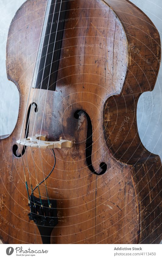 Braune Holzgeige gegen Wand Geige Musik Musiker Instrument grau hölzern klassisch Schnur Hobby Gerät modern Detailaufnahme Fähigkeit Harmonie Melodie Kultur