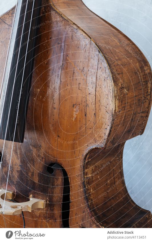 Braune Holzgeige gegen Wand Geige Musik Musiker Instrument grau hölzern klassisch Schnur Hobby Gerät modern Detailaufnahme Fähigkeit Harmonie Melodie Kultur
