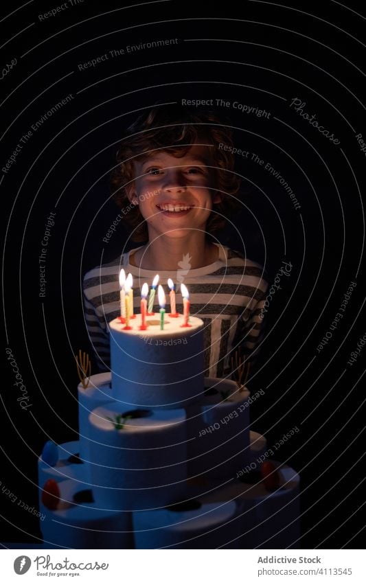 Blonder Junge bläst die Kerzen aus Hintergrund Zeichen Emotion Gruß Flamme Schlag Party Jahrestag Grafik u. Illustration blasend Kuchen Spaß Feiertag Geburt