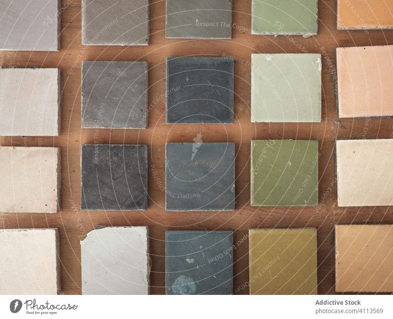 Set aus verschiedenfarbigen Fliesen auf dem Boden Fliesen u. Kacheln Farbe Probe Quadrat Oberfläche Sortiment Herstellung Kleinunternehmen Keramik Kunsthandwerk