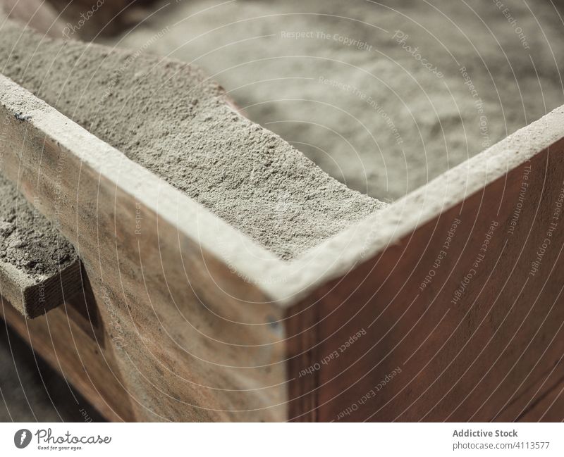 Trockener Ton in einem Holztank Zement Beton Material Handwerk Herstellung Kunst Kleinunternehmen trocknen Fabrik grau hölzern Container Tank Konstruktion