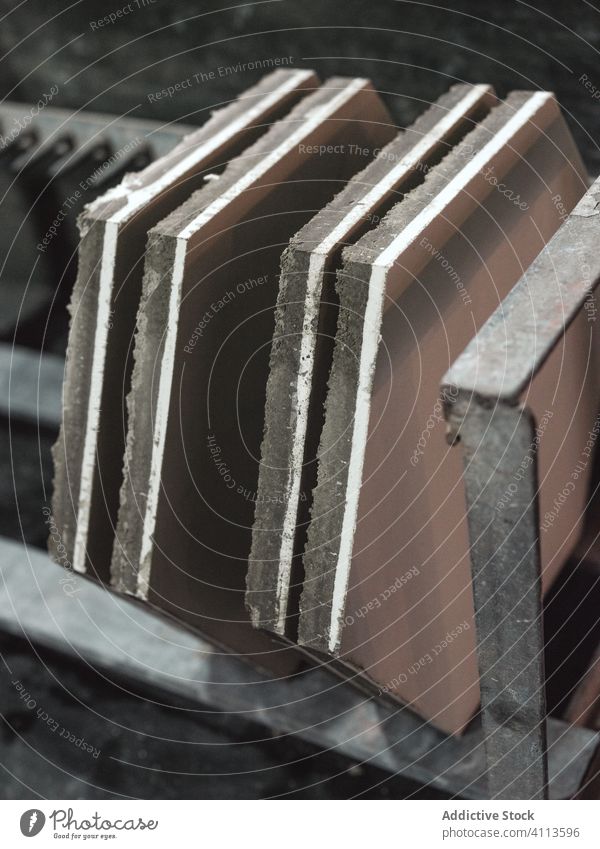Reihe von sechseckigen Fliesen auf einem Metallregal in einer Werkstatt Fliesen u. Kacheln Keramik Herstellung Kunsthandwerk roh Geometrie Ebene Sechseck