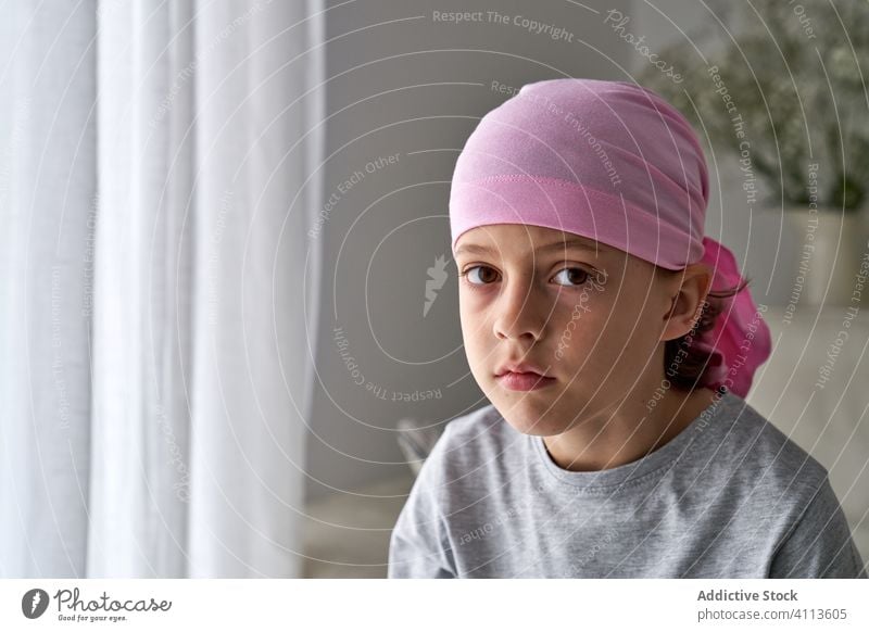 Bezaubernder kranker kleiner Junge mit Kopftuch im Zimmer Raum Krebs kämpfen Kind geduldig mutig Krankheit männlich gegen Erkenntnis Wiederherstellung Stärke