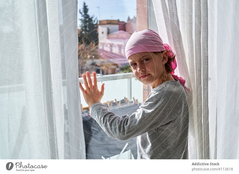 Krankes Kind schaut in die Kamera am Fenster krank Krebs Raum kämpfen klein geduldig mutig männlich Krankheit gegen Erkenntnis Wiederherstellung Stärke