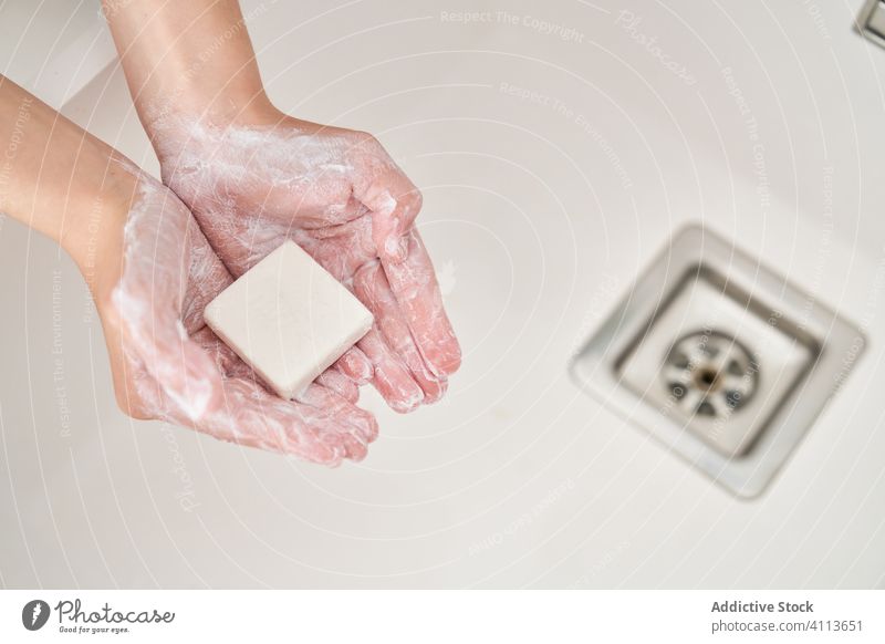 Blondes Kind wäscht sich die Hände in der Küchenspüle, um eine Infektion zu vermeiden Waschbecken Lifestyle Wäsche waschen im Innenbereich Sohn Junge Wasser