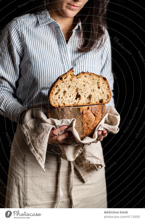 Bäcker zeigt geschnittenen Brotlaib Lebensmittel frisch Hälfte Kunstgewerbler selbstgemacht lecker Frau Kruste geschmackvoll Mahlzeit Ernährung natürlich