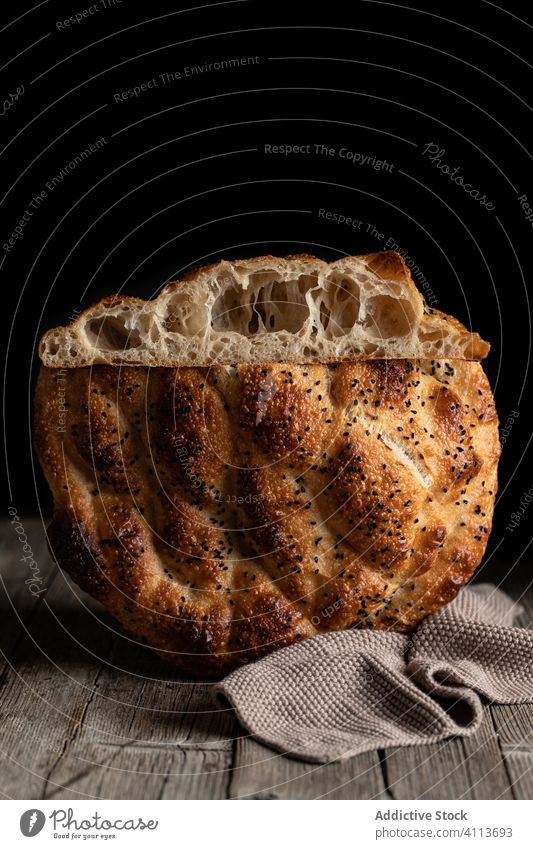 Selbstgebackenes Brot auf dem Tisch mit Serviette Lebensmittel frisch geflochten Dekoration & Verzierung Mahlzeit appetitlich Koch Kruste knirschen Produkt
