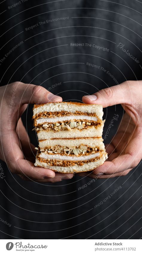Koch hält ein Stück Kuchen Lebensmittel Pasteten Spielfigur gebacken Gebäck Hand geschmackvoll frisch Snack Mahlzeit lecker Ernährung Küche selbstgemacht Brot