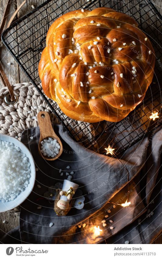 Selbstgebackenes Festtagsbrot auf Tisch mit Weihnachtsdekoration Weihnachten Lebensmittel Brot frisch geflochten Dekoration & Verzierung Tradition Mahlzeit