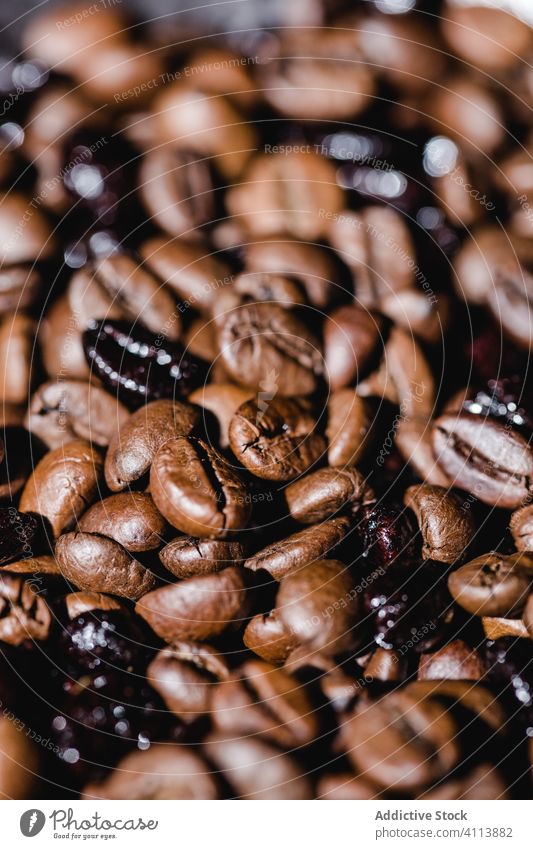 Aromatischer Hintergrund aus gemischten Kaffeebohnen Bohne Körner frisch braun natürlich Textur mischen sortiert lecker Koffein Lebensmittel Bestandteil