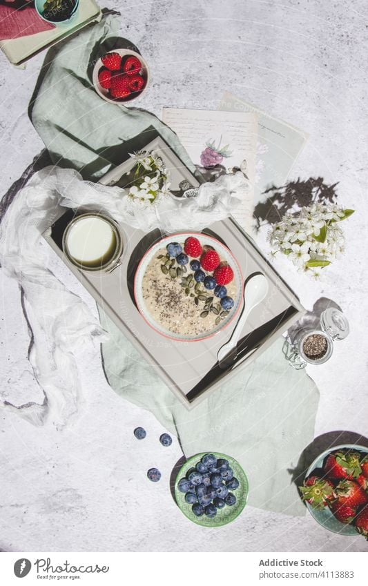 Gesundes Frühstück mit Porridge und Beeren Haferbrei Gesundheit Tablett Morgen Lebensmittel dienen frisch natürlich Blaubeeren Himbeeren Erdbeeren Haferflocken