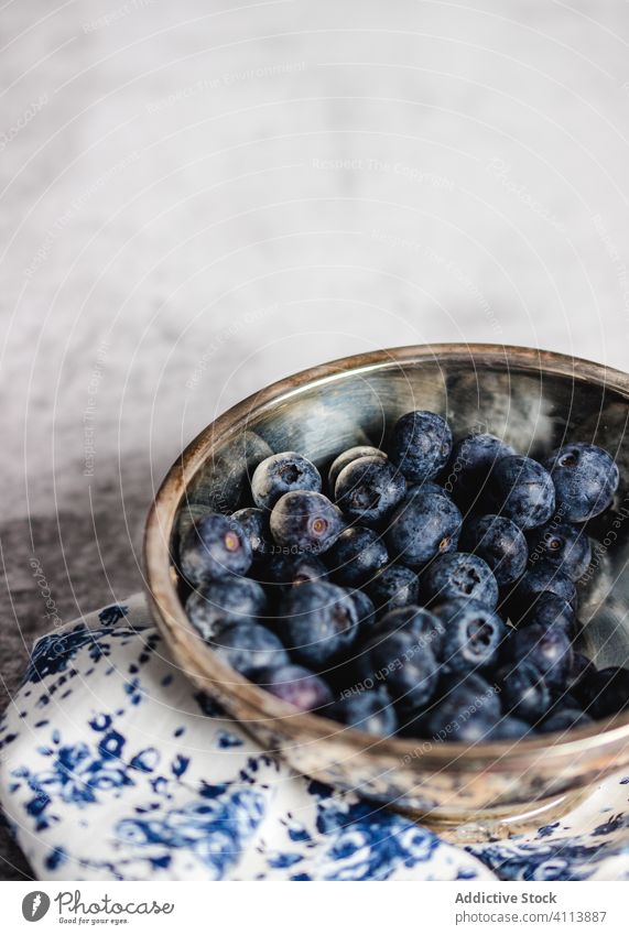 Schale mit frischer Heidelbeere auf dem Tisch Blaubeeren Beeren Schalen & Schüsseln Gesundheit reif natürlich organisch lecker Lebensmittel süß geschmackvoll