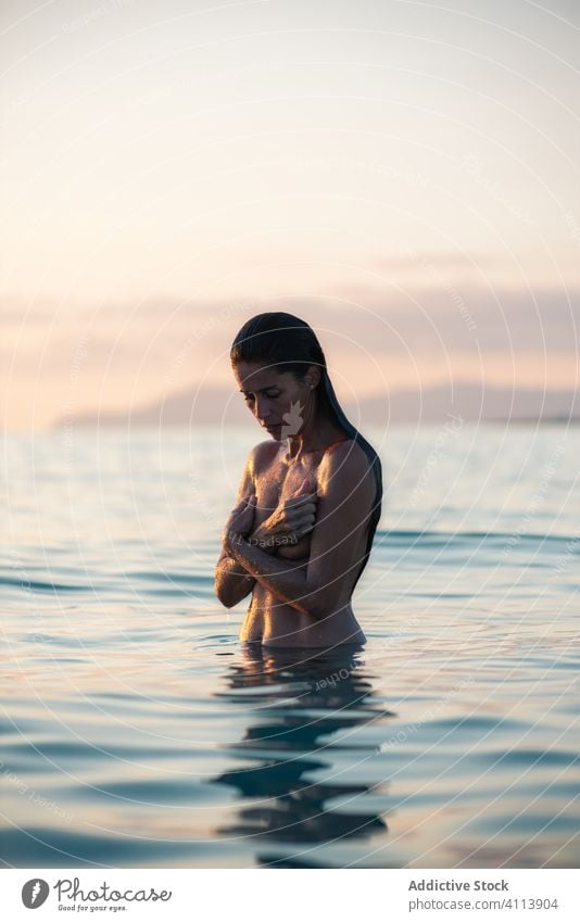 Nackte Frau im Meer bei Sonnenuntergang MEER nackt Natur Deckung Brust nass Abend Wasser sich[Akk] entspannen Urlaub Sommer Harmonie Windstille schlank