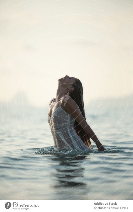 Frau im nassen Kleid, die aus dem Wasser steigt MEER auftauchen Natur Abend Urlaub sinnlich Meer sich[Akk] entspannen Sommer Harmonie Windstille schlank