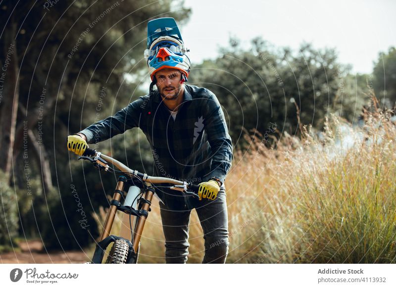 Mann beim Wandern mit Mountainbike Mountainbiking Radfahren Nachlauf Natur mtb Reiter Gerät Geschwindigkeit Zyklus professionell Lifestyle passen Spaß Sport