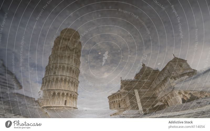 Erstaunliche Reflexion des berühmten Schiefen Turms von Pisa und des Doms von Pisa in einer Pfütze Reflexion & Spiegelung Kathedrale Architektur