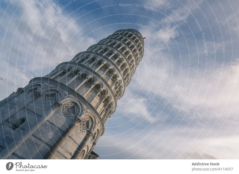 Mittelalterlicher Schiefer Turm von Pisa auf dem Platz der Wunder in Pisa Lehnen Quadrat der Wunder Architektur mittelalterlich Himmel Tourismus Erbe Historie