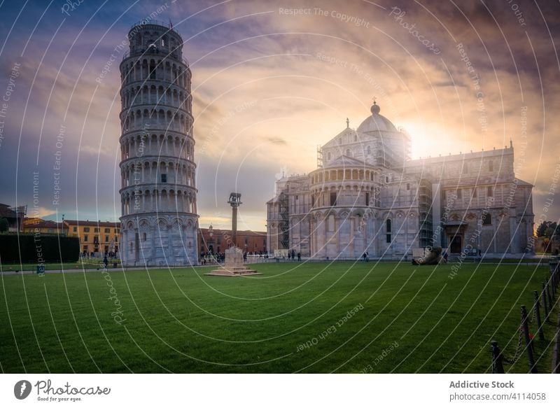 Der berühmte schiefe Turm von Pisa und der Dom von Pisa in einer Pfütze Reflexion & Spiegelung Kathedrale Architektur Quadrat der Wunder Wasser mittelalterlich