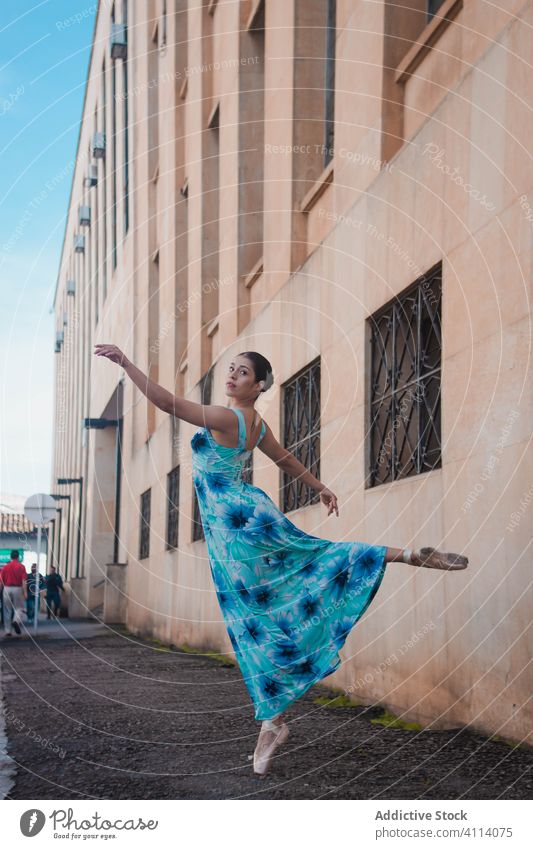 Junge Frau tanzt auf der Straße Tanzen Balletttänzer Anmut Gebäude Konzept jung schlank Kleid elegant Ballerina schäbig Großstadt ausführen Tänzer Außenseite