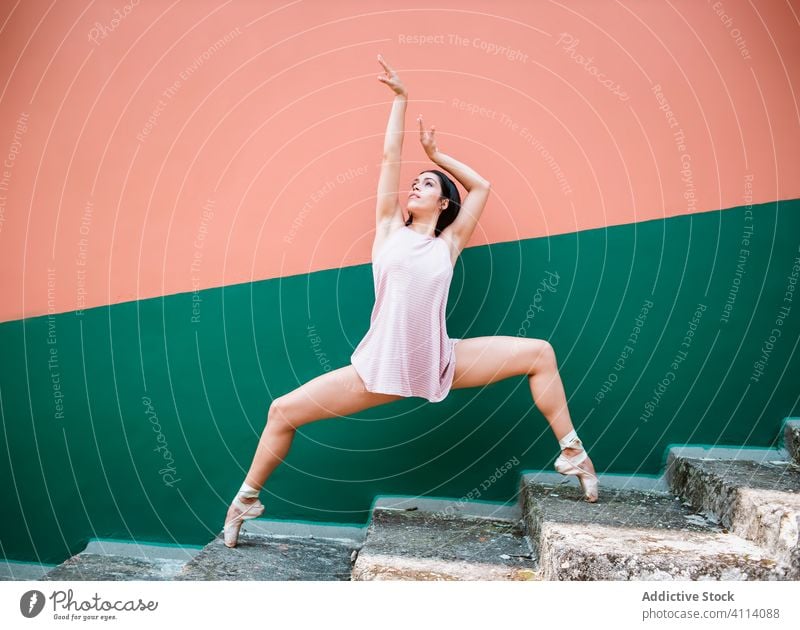 Schlanke Frau tanzt auf Stufen Tanzen Schritt Anmut Konzept Arme hochgezogen auf Zehenspitzen Wand jung schlank elegant Ballerina ausführen Tänzer