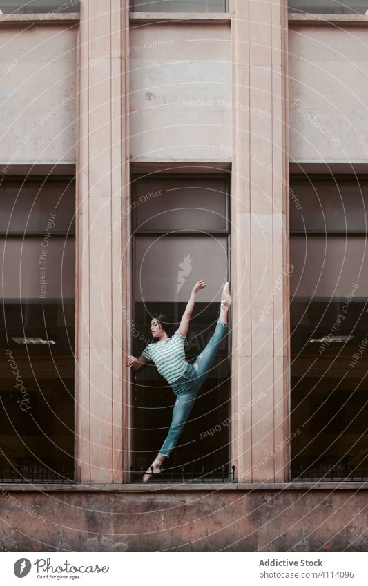 Ballerina streckt sich vor einem schäbigen Gebäude Frau Tanzen Balletttänzer Anmut Konzept Dehnung Split jung schlank elegant ausführen Tänzer sich[Akk] bewegen