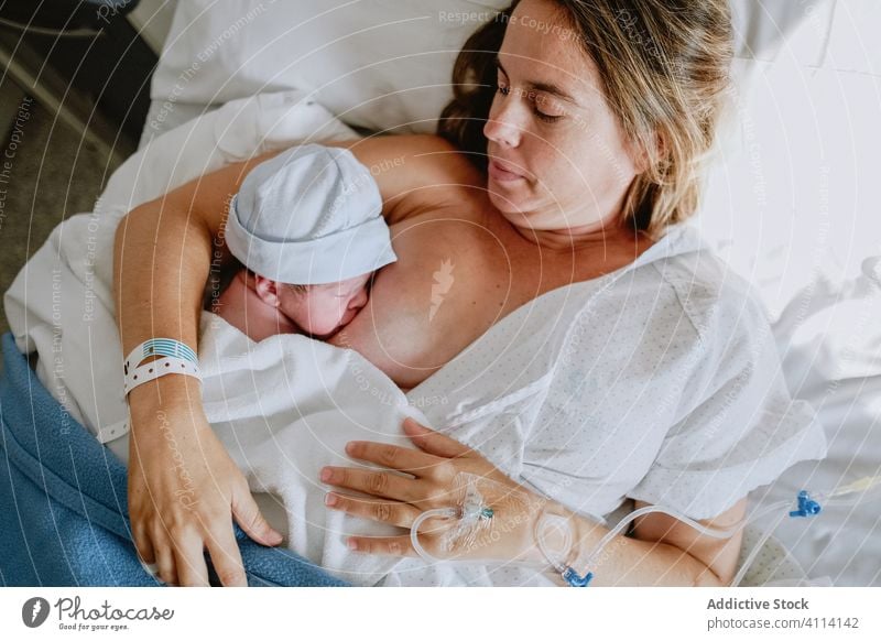 Mutter stillt ihren neugeborenen Sohn im Krankenhaus Baby Futter Pflege neonatal Bett Frau Brust Kind Gesundheitswesen Mutterschaft Liebe niedlich Angebot