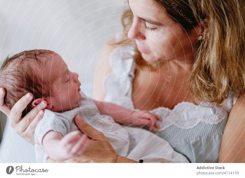 Glückliche Mutter hält Neugeborenes Kind neugeboren Frau Baby Pflege Zusammensein Liebe Mutterschaft Lächeln Eltern bezaubernd Kindheit unschuldig Säugling