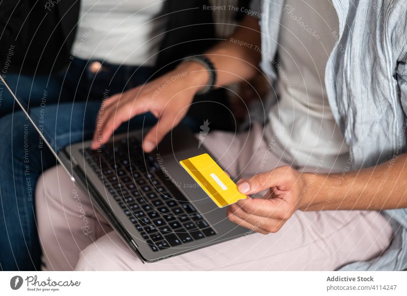 Anonymer Mann beim Online-Einkauf auf der Couch Werkstatt online Laptop Kreditkarte Sofa heimwärts Berechtigungsnachweis Laden kaufen transferieren Geld