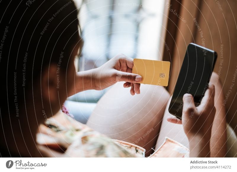 Ethnische Frau, die zu Hause online einkauft Smartphone Kreditkarte Werkstatt Zahlung Kauf heimwärts benutzend Gerät Apparatur Internet Käufer lässig praktisch
