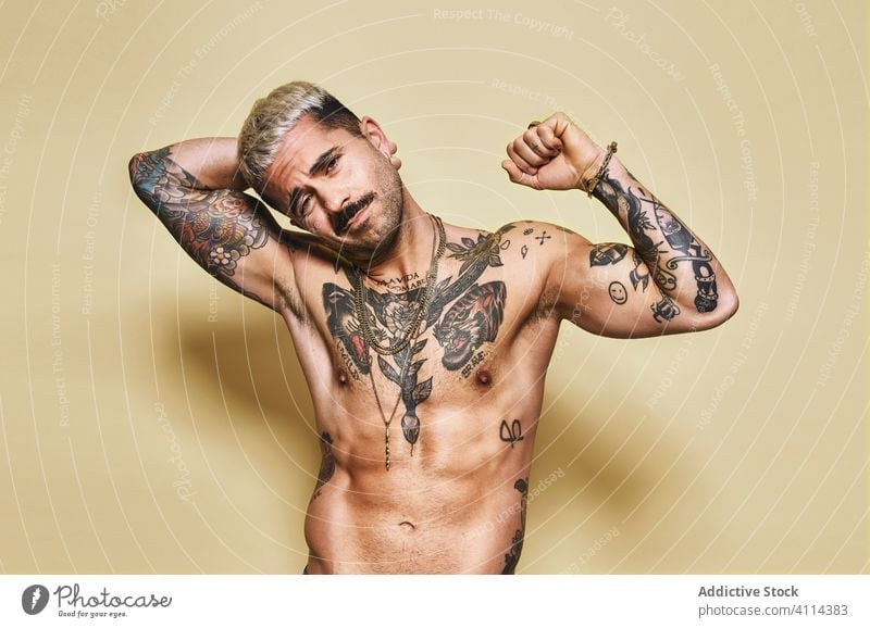 Shirtless cool tätowiert muskulöser Mann im Studio sexy Tattoo Macho nackter Torso gutaussehend ohne Hemd Vollbart selbstbewusst Körper Athlet stark jung Model