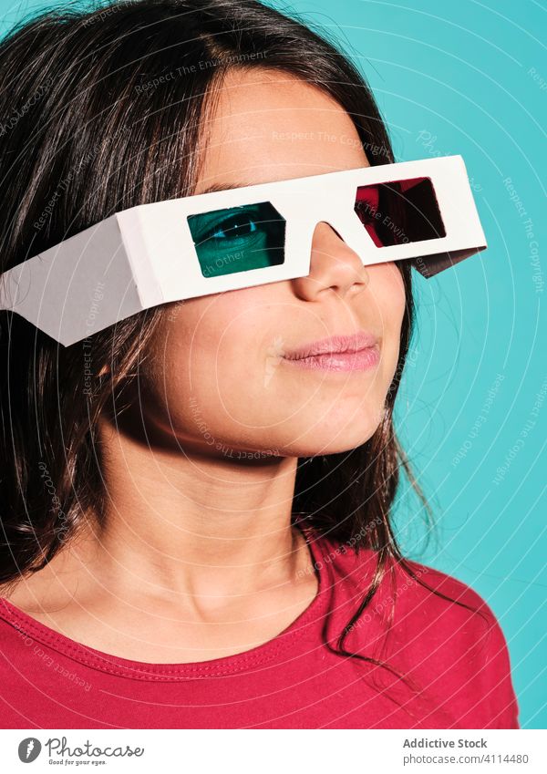 Nachdenkliches, zufriedenes Mädchen mit 3D-Brille 3d Kino Kind brünett stereoskopisch Frau Glück Kindheit Sinnestäuschung dimensional optisch unterhalten