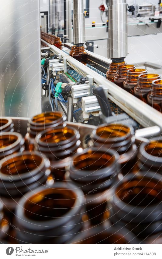 Kette der Verpackung und Herstellung von Tabletten und Fläschchen mit Tabletten und Pillen auf industriellem Wege für den medizinischen und Gesundheitssektor