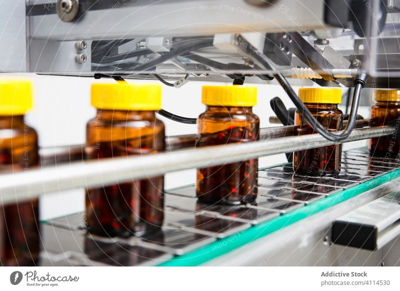 Kette der Verpackung und Herstellung von Tabletten und Fläschchen mit Tabletten und Pillen auf industriellem Wege für den medizinischen und Gesundheitssektor