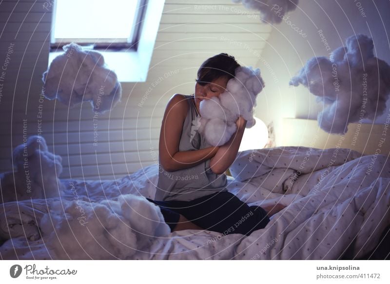 traumland Wohnung Innenarchitektur Lampe Bett Schlafzimmer Dachboden Junge Frau Jugendliche 1 Mensch 18-30 Jahre Erwachsene Wolken Denken schlafen träumen