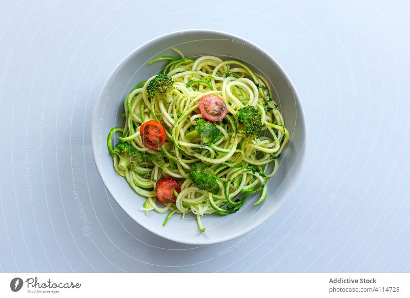 Hausgemachte Zucchini-Spaghetti mit Pestosauce, Brokkoli und Kirschtomaten Saucen Teller organisch Gesundheit grün Vegetarier roh Spirale Diät Ackerbau
