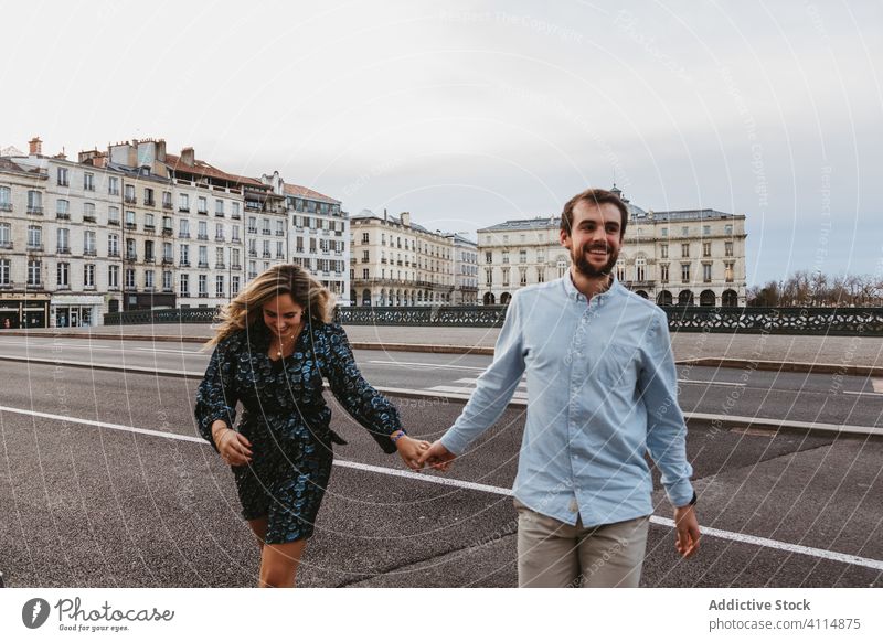 Fröhliches Paar beim Überqueren der Straße in der Stadt Zusammensein Großstadt reisen historisch Quadrat Brücke Spaziergang Glück Liebe Partnerschaft romantisch