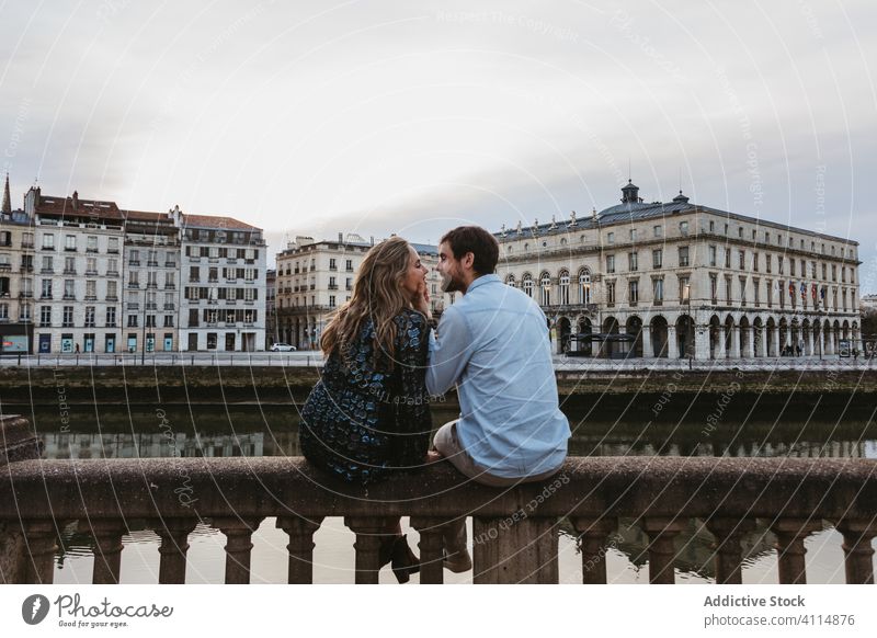 Glückliches Paar genießt gemeinsame Zeit in romantischer Stadt Zusammensein Liebe Partnerschaft Umarmen Großstadt Zaun Stein reisen Freund Frankreich Bayonne
