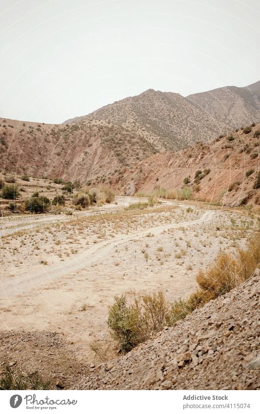 Wüstenlandschaft in gebirgigem Gelände mit Straße Berge u. Gebirge wüst Landschaft trocknen Tal Natur Afrika Marokko reisen Tourismus leer Kurve Route Sand