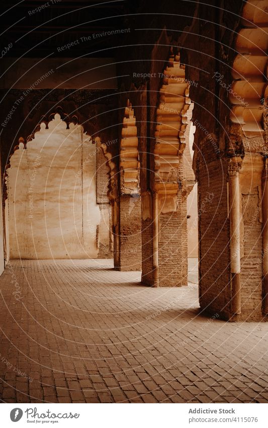Klassische marokkanische Galerie mit Säulen und Bögen Architektur antik alt gealtert Stein Ornament Gebäude Marokko Kultur historisch Tradition Erbe Antiquität
