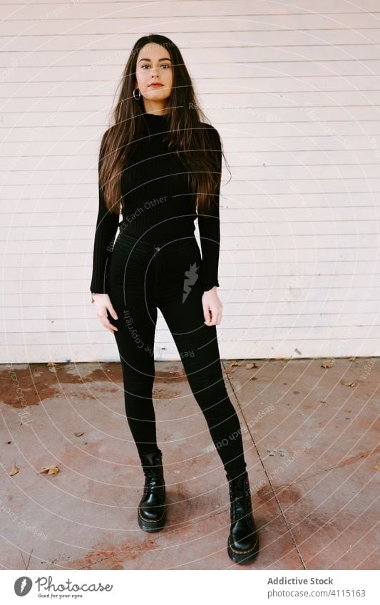 Stilvolle junge Frau auf der Straße Großstadt modern lässig Gebäude Wand schlank brünett trendy schwarz Outfit Mode Model lange Haare Vorschein Individualität