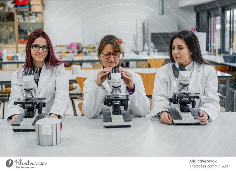 Wissenschaftlerinnen mit Mikroskopen im Labor Frauen untersuchen Arbeit Kollege Zelle professionell forschen Job Kompetenz Gerät Beruf modern Analyse Experiment