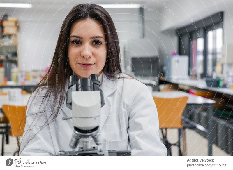 Junge Wissenschaftlerin mit Mikroskop Frau Arbeit Labor klug jung forschen lernen professionell Gerät modern Bildung Experiment Analyse Prüfung Schüler Dame