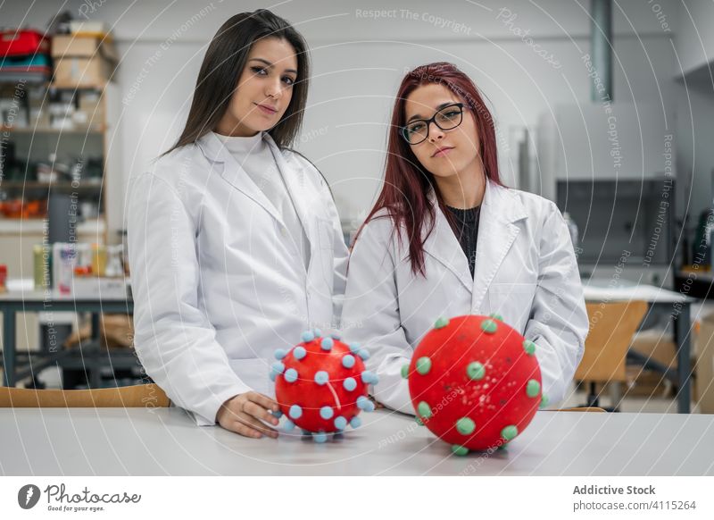 Studenten untersuchen Molekülmodelle im Labor Schüler Wissenschaftler Model Arbeit professionell lernen Frauen Kompetenz forschen Beruf Bildung Mantel Kollege