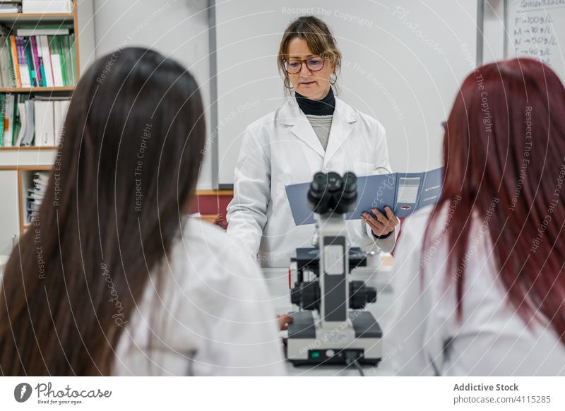 Reife Frau unterrichtet Studenten im Labor Lehrer Schüler Wissenschaft Universität Lektion Frauen Bildung forschen lesen Hinweis Mikroskop lernen Hochschule
