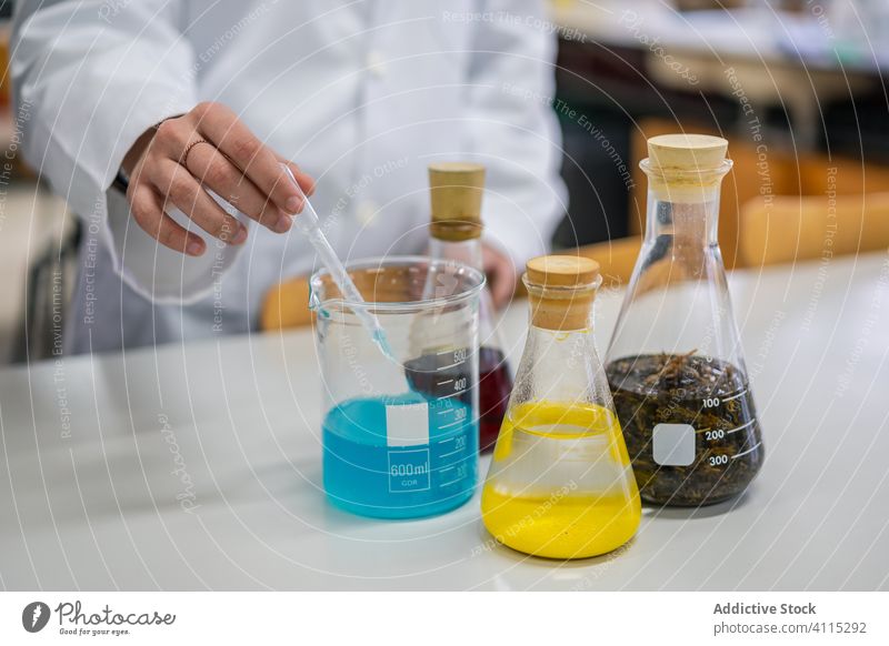 Pflanzenwissenschaftler arbeitet mit bunten Flüssigkeiten Wissenschaftler Experiment liquide Labor Chemie farbenfroh Pipette Flasche Tisch forschen Probe